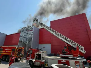 Incendiu pe terasa mall-ului Afi Palace Cotroceni; se acţionează pentru evacuarea persoanelor - FOTO: Inspectoratul pentru Situaţii de Urgenţă Bucureşti - Ilfov