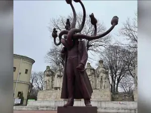 Statuia vandalizată de localnici va fi scoasă la licitație. Unde vor ajunge banii? - Foto: Adevarul /