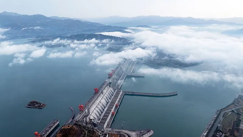 Barajul Trei Defilee printre nori, de la înălţine, în Ţinutul Maoping, Yichang, China - Foto: Profimedia Images