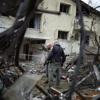 Ofițeri de securitate israelieni inspectează o zonă lovită de o rachetă trasă de Hezbollah Foto: Profimediaimages.ro