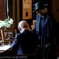 Regele Charles semnând documente - Foto: Reuters