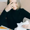 Femeie făcând calcule complicate - Foto: Pexels/Nataliya Vaitkevich