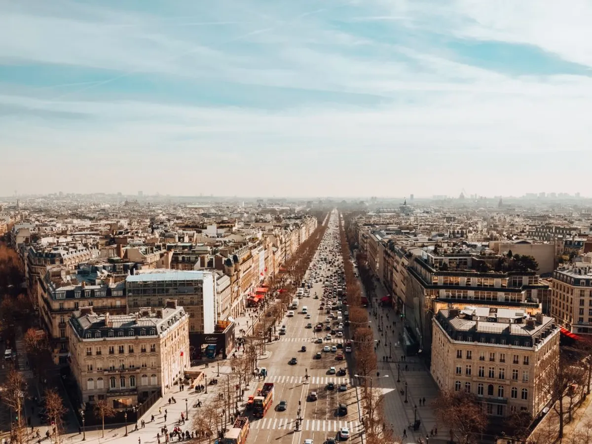 Avenue des Champs-Élysées, principala arteră comercială din Paris, capitala Franţei, o altă mare forţă economică a UE - Foto: Magnific.com/wirestock