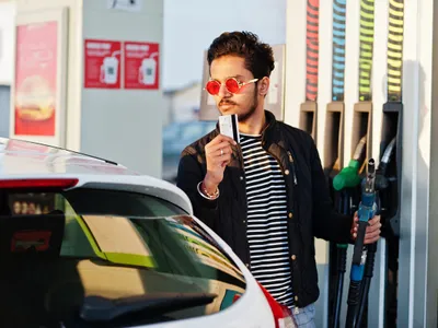 Un șofer consternat de prețul carburantului - Foto: Freepik (imagine cu rol ilustrativ)