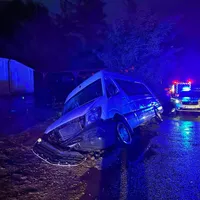 Un microbuz în care se aflau 10 persoane a ajuns într-un șanț în Suceava. Trei persoane rănite Foto: ISU Suceava