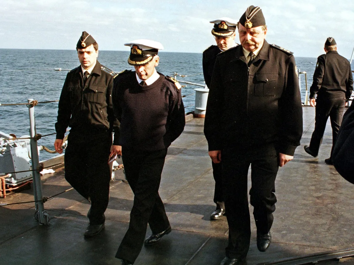 Comandantul britanic al Seaway Eagle, Paul Russel (centru) cere la comandantul Flotei Nordice a Rusiei, amiralul Popov, permisiunea de a acorda ajutor echipajului Kursk - Foto: Profimedia Images