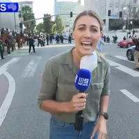 Momentul în care e împușcată o jurnalistă în timp era în direct la protestele din Los Angeles Foto: captură video TV 9News