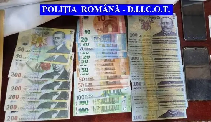 Peste 5.000 de persoane, înșelate online. DIICOT face percheziții. Prejudiciul depășește 2 mil. euro. / Foto: DIICOT