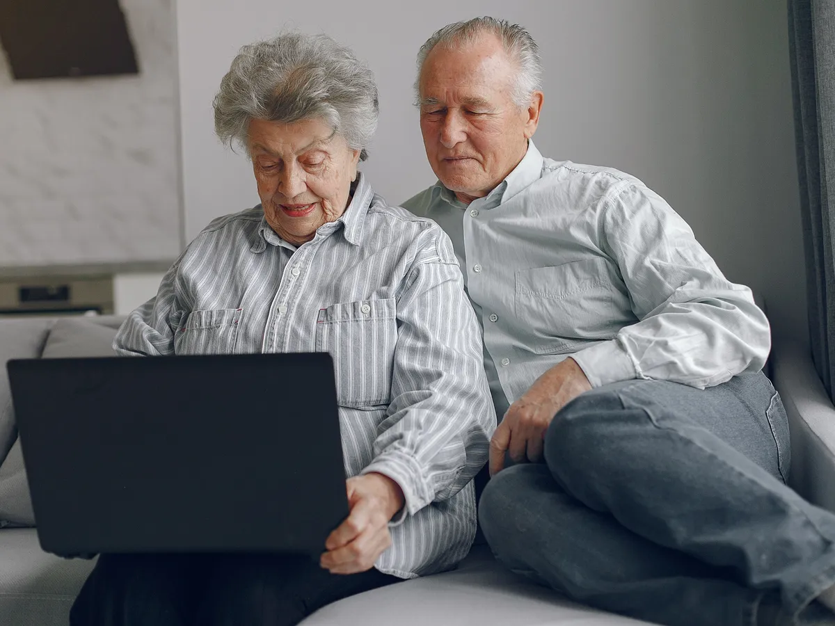 Dosarul de pensie poate fi trimis și online pentru mica recalculare. Care sunt pașii Foto: Freepik (fotografie cu caracter ilustrativ)
