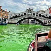 Turiștii și localnicii au intrat în alertă după ce apa celebrului Canal Grande din Veneția s-a făcut verde fluorescent - Foto: Profimedia Images