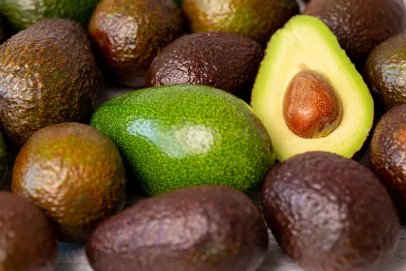 Mai multe fructe de avocado și un fruct cu zâmbure - Foto: Freepik (rol ilustrativ)