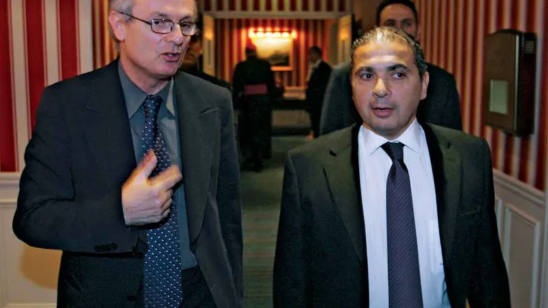 Fostul diplomat israelian Shek, stânga, „nu va permite“ ca ostaticii să fie uitați