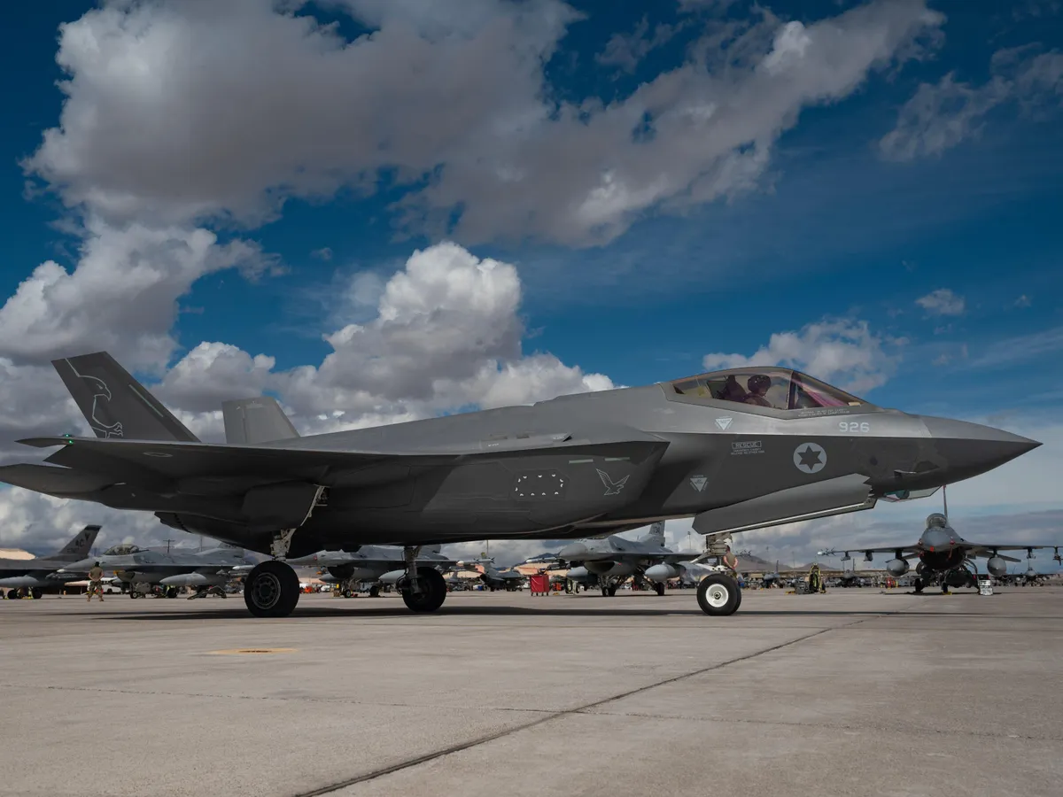 VIDEO Momentul în care un avion F-35 al Israelului doboară un avion rusesc Yak-130 al Iranului. Din apropiere