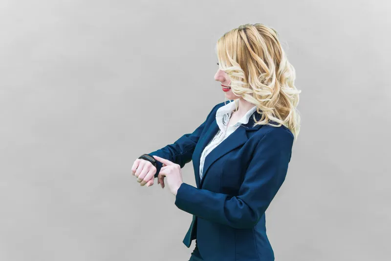 Femeie care se uită la ceas - Foto: Freepik (rol ilustrativ)