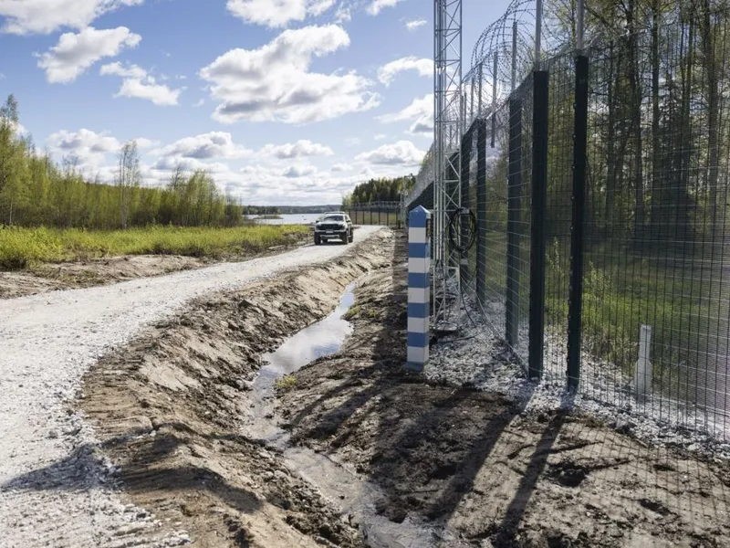 O mașină a Poliției de Frontieră Finlandeze, la gardul de recent construit - Foto: Profimedia Images