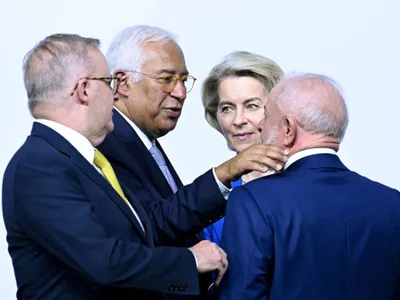 Preşedintele Comisiei Europene, Ursula von der Leyen, discutând cu premierul Australiei, Anthony Albanese. De faţă sunt preşedintele Braziliei, Lula da Silva, şi preşedintele Consiliului European, Antonio Costa - Foto: Profimedia Images