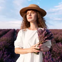 Femeie frumoasă în fundalul câmpului de lavandă - Foto: Magnific.com (Imagine cu rol ilustrativ)