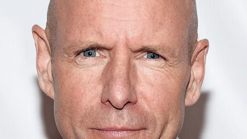 Co-creatorul Hugh Dillon, în rolul lui Ian Ferguson