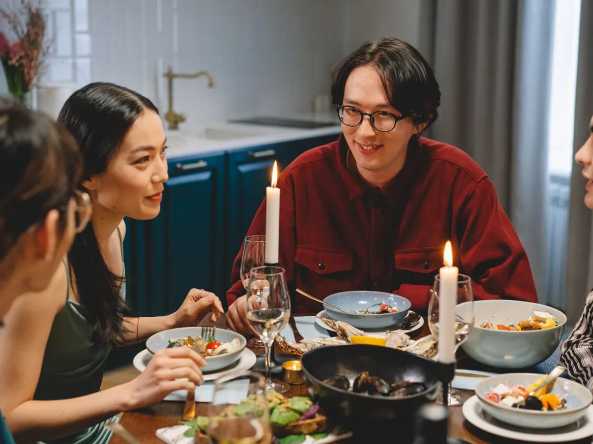Oameni iau cina împreună - Foto: Pexels.com (rol ilustrativ)