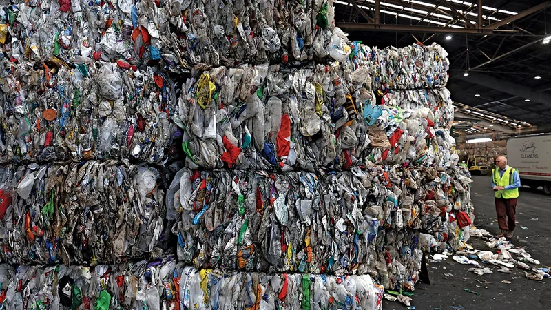 UCIGAȘUL TĂCUT
Sticlele de plastic și pungile de cumpărături ajung în oceane și sunt mortale pentru viața marină