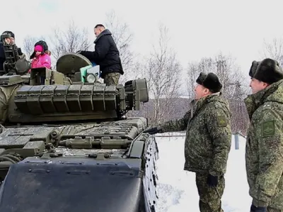 Copii pe tanc în Rusia - Foto: astv.ru