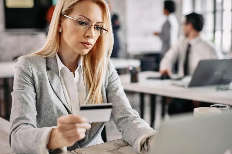 Salariata verifică dacaă a primit salariul pe card - Foto: Freepik (rol ilustrativ)