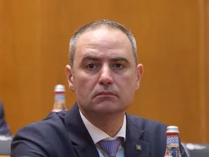 Alexandru Nazare, ministru desemnat al Finanţelor pe atunci, aşteptând votul de învestitură - Foto: Profimedia Images