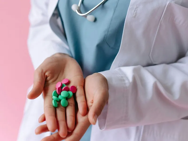 Bacteriile E.coli modificate transformă deșeurile de plastic în paracetamol. Cum e posibil? - Foto: Pexels/Thirdman