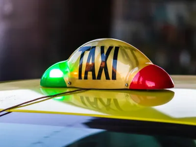 „Cartelul” taximetriștilor din Capitală, amendat pentru practici anticoncurențiale la Otopeni. Cum acționau pentru a controla comenzile