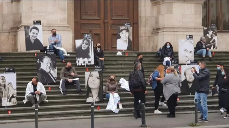 Șase ani de la Colectiv: protest în cearșafuri albe, pe scările Curţii de Apel Bucureşti. / Foto: oradesibiu.ro