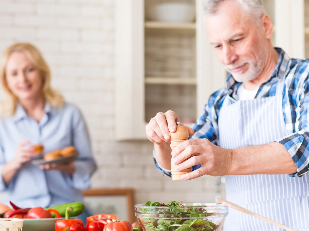 Bărbat care are un ou - Foto: Freepik (Imagine cu rol ilustrativ)