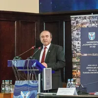 Tudorel pozează în staroste la universitatea ieșeană/FOTO: uaic.ro