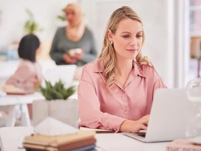 Persoană la muncă - Foto: Freepik