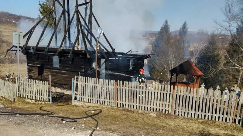 În incendiu a ars o biserică din lemn din localitatea Vidra, construită în anul 1724. / Foto: agerpres.ro