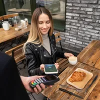 Plata cu bani cash la supermarket și benzinărie va fi istorie. Se introduce portofelul electronic - Foto: Freepik (rol ilustrativ)