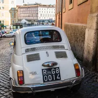 Mașini parcate în Roma - Foto: Profimedia Images (Imagine cu rol ilustrativ)