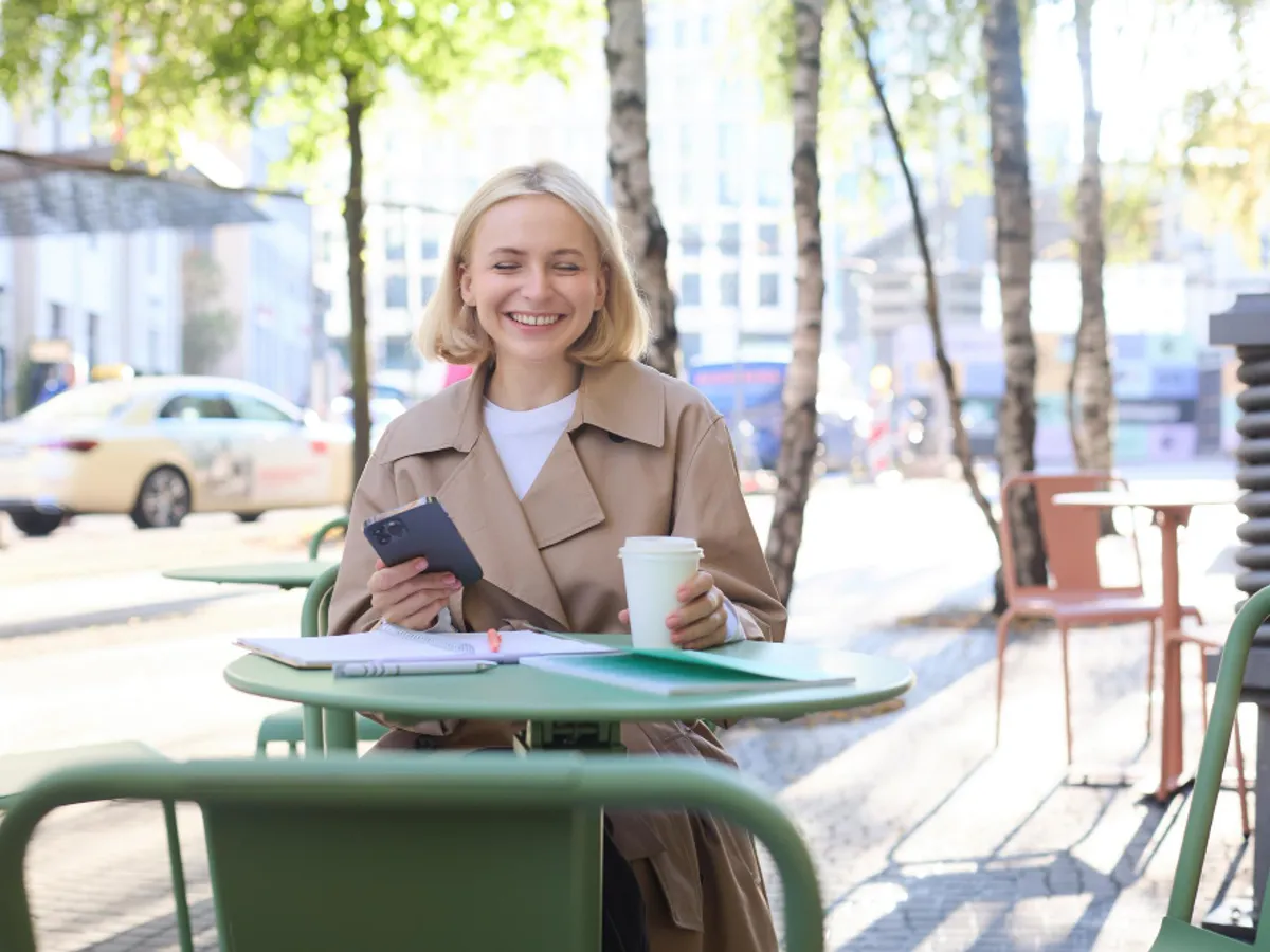 Femeie la masă - Foto: Freepik (rol ilustrativ)