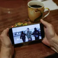 O persoană urmărește un flux de știri cu imagini de la FSB, despre reținerea jurnalistului japonez, acuzat de spionaj - Foto: Profimedia Images