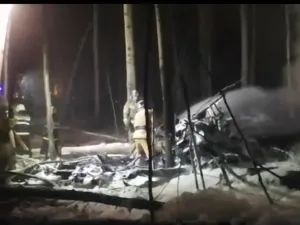 Avionul a căzut într-o pădure, în timp ce încerca să aterizeze. FOTO: Captură video