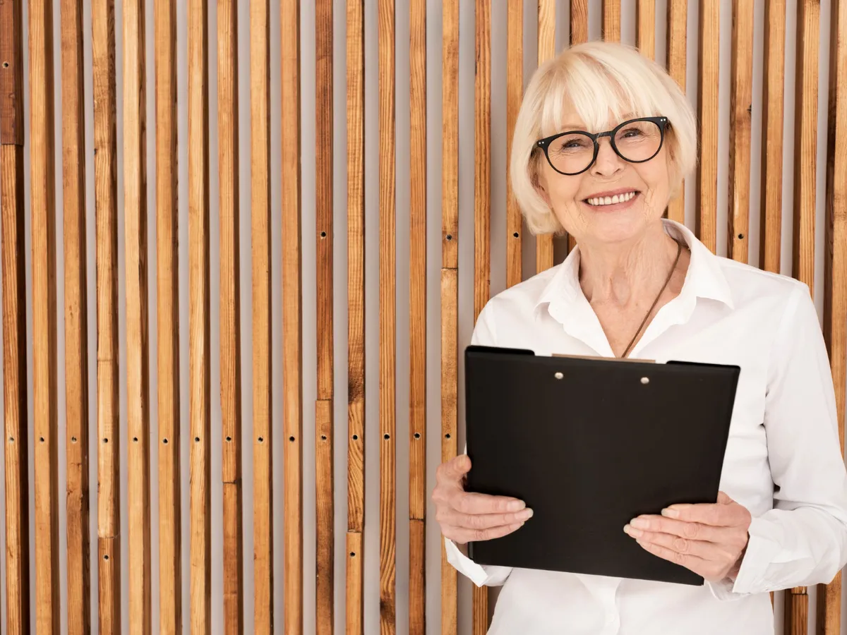 Pensionară cu dosar de pensie Foto: Freepik (rol ilustrativ)