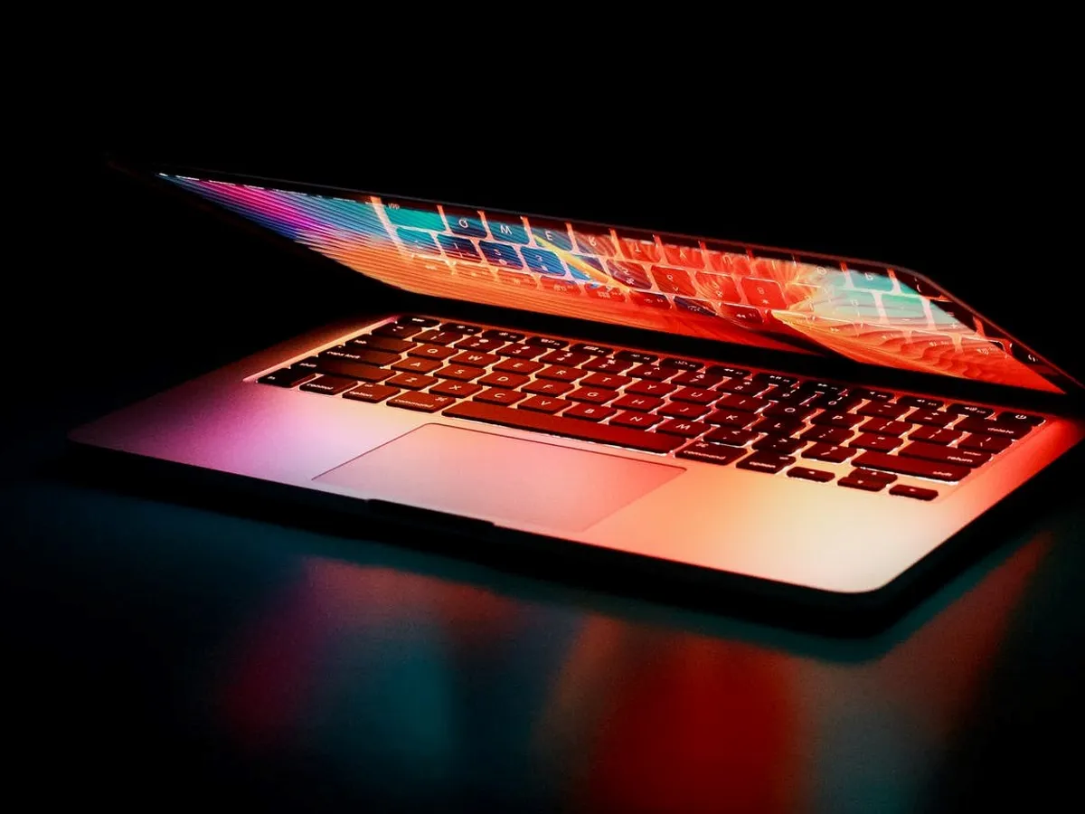 Un nou val de atacuri informatice prim e-mail. Foto: Pexels.com