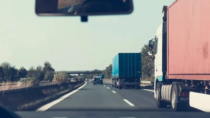 De ce foarte multe TIR-uri românești vor avea „interzis” în UE de la 1 ianuarie 2025? - Foto: pexels.com/Markus Spiske - Imagine cu rol ilustrativ