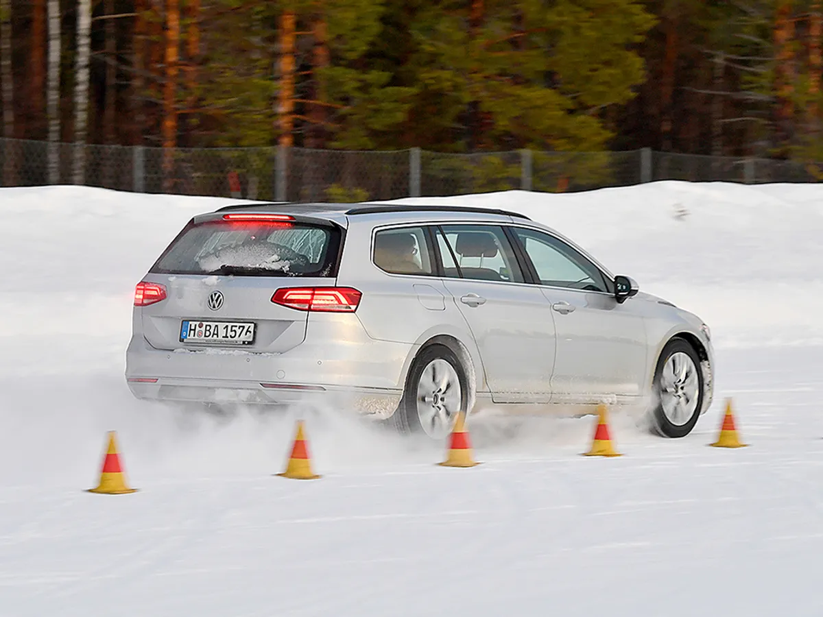 Dacă aveți nevoie de cauciucuri de iarnă pentru a vă încălța mașina anul acesta, specialiștii publicației Auto Bild din Germania au testat 56 de modele cu dimensiunea 215/55 R 17 - Foto: autobild.de