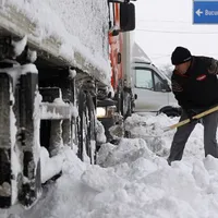 TIR blocat în zăpadă - Foto: Evenimetul Zilei