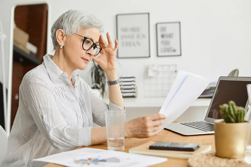 Pensionară cu documente Foto: Freepik (rol ilustrativ)