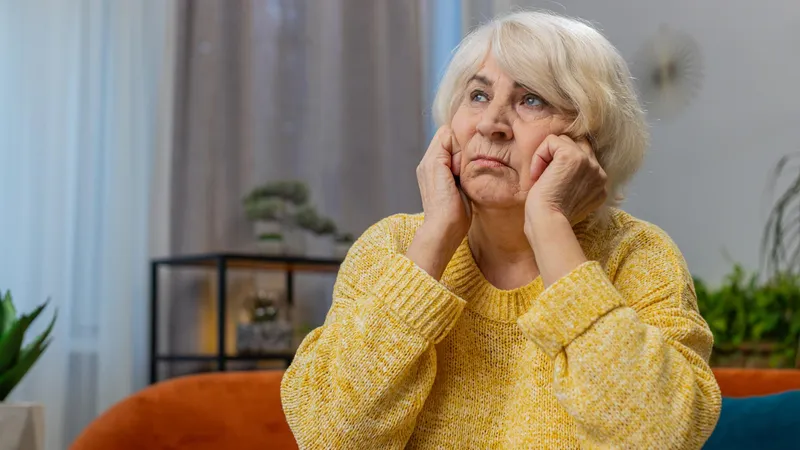 Pensionară, îngrijorată la pensie - Foto: Freepik