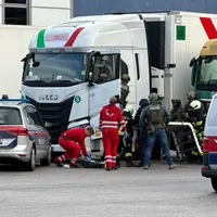 Doi șoferi români de TIR, colegi de cabină, s-au bătut și tăiat în Austria. Poliția a atacat mașina - Foto: krone.at