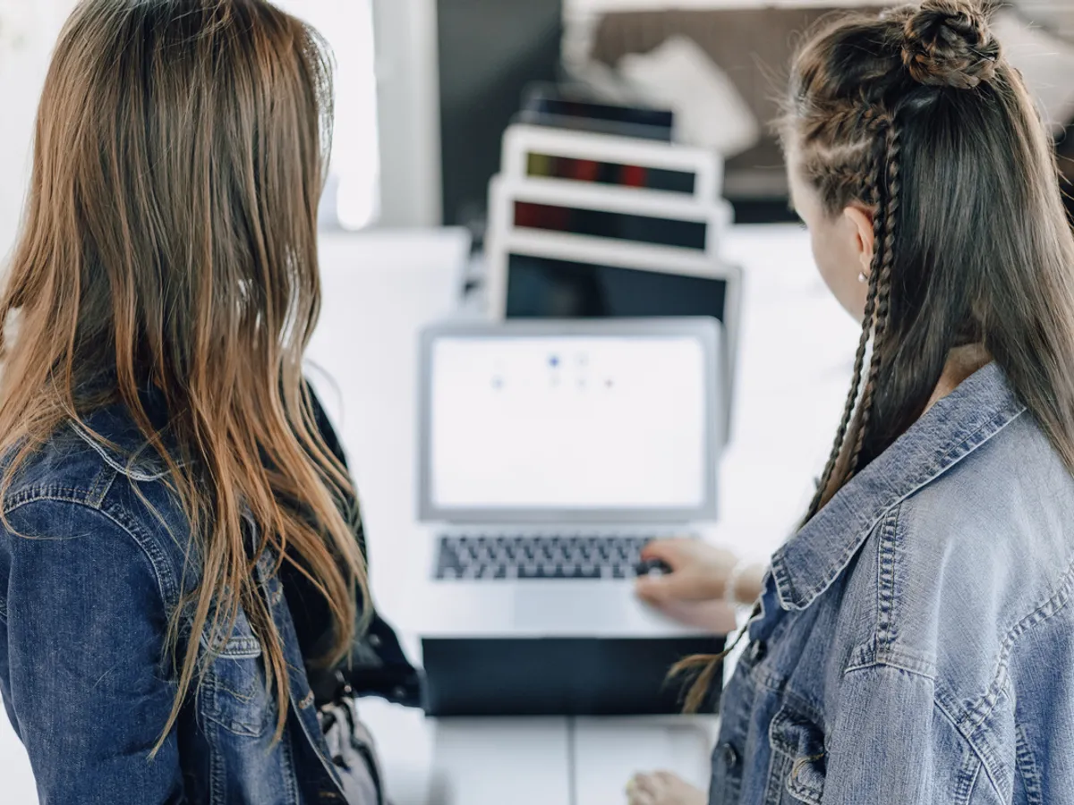 Criză și noi scumpiri, pe piața de laptop-uri și PC-uri. Care e motivul și ce estimează analiștii?