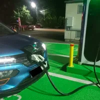 Cozi la Iași în miez de noapte la stațiile de încărcare gratuite pentru mașinile electrice - FOTO: ziaruldeiasi.ro