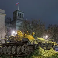 Un tanc T-72 rusesc distrus a fost amplasat în fața Ambasadei Rusiei la Berlin/Foto: Profimedia Images